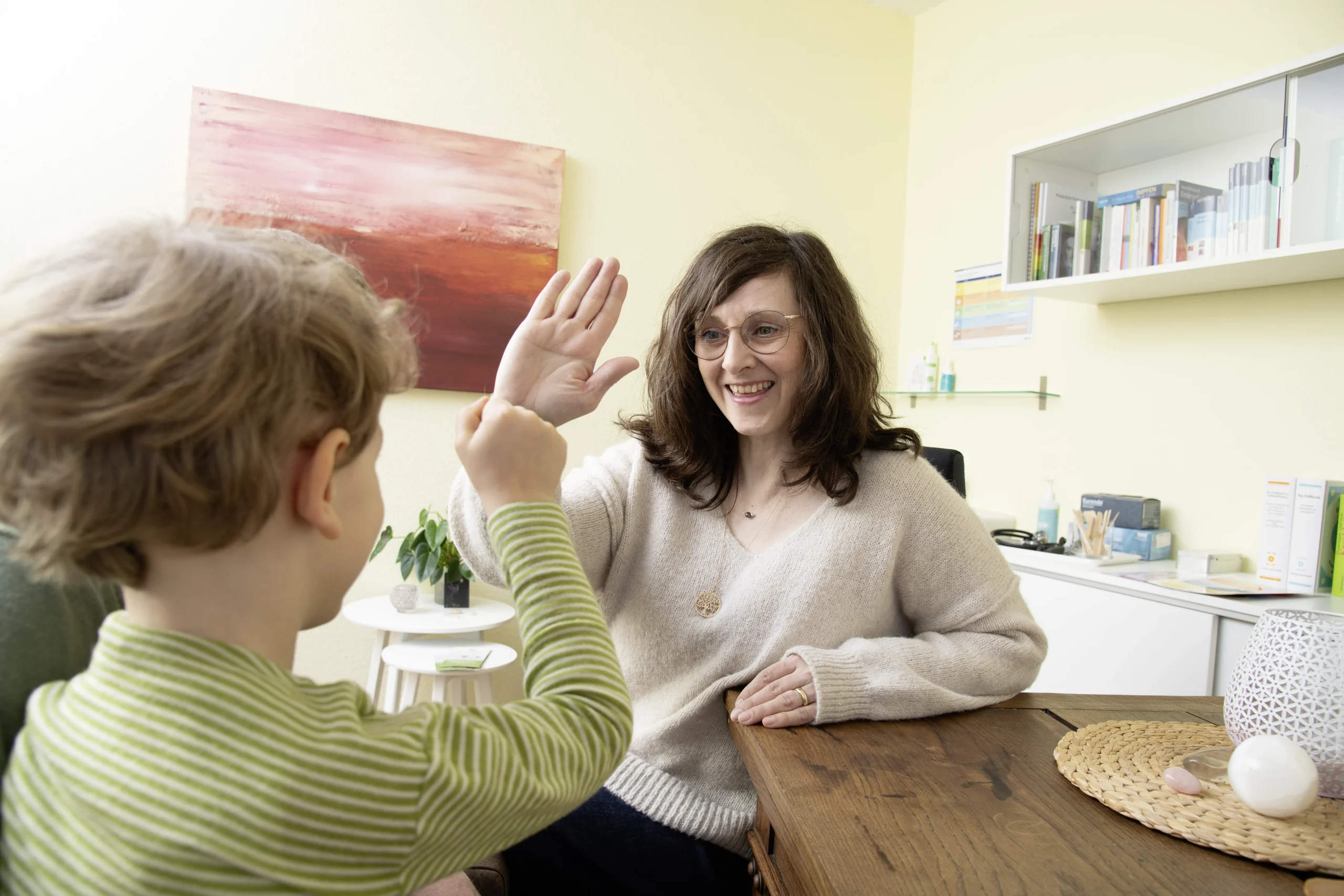 Kerstin gibt einem kleinen Patienten ein High-Five
