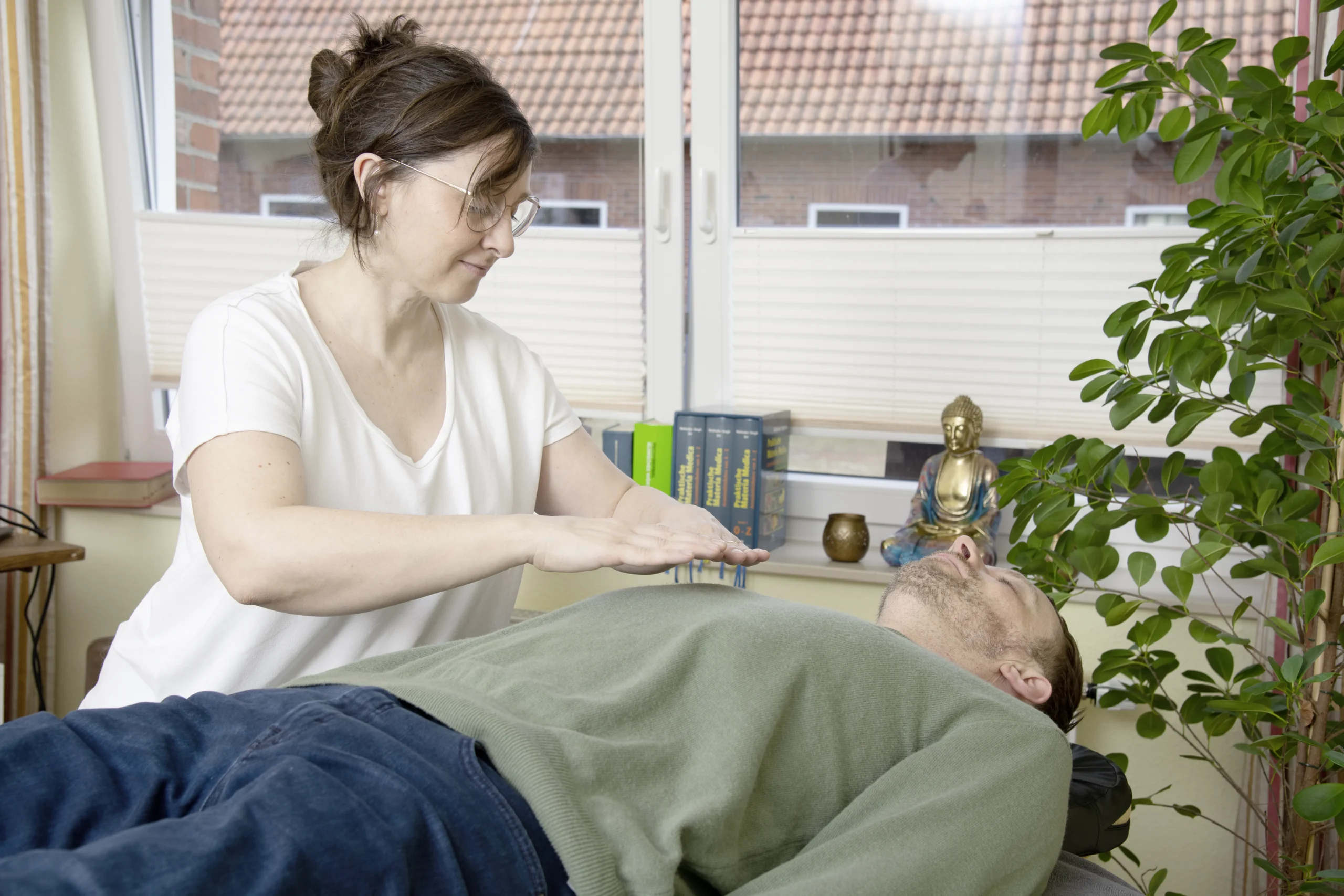 Kerstin behandelt mit ganzheitlicher Energetik einen Patienten